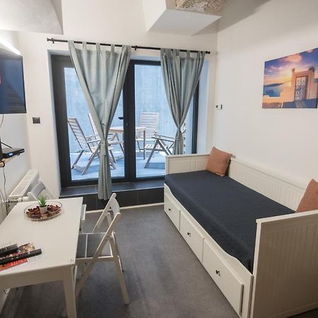 Peaceful Basement Apartment With Terrace & Free Gym บูดาเปสต์ ภายนอก รูปภาพ