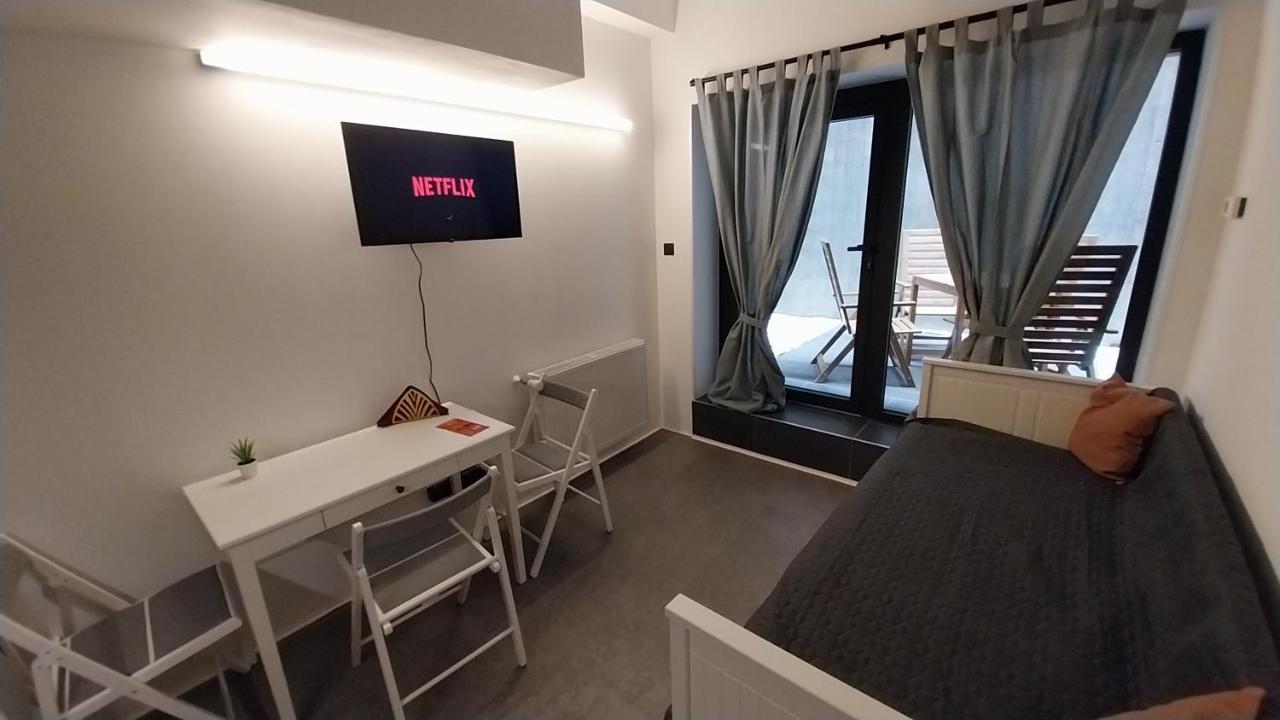 Peaceful Basement Apartment With Terrace & Free Gym บูดาเปสต์ ภายนอก รูปภาพ
