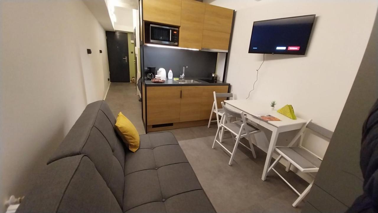 Peaceful Basement Apartment With Terrace & Free Gym บูดาเปสต์ ภายนอก รูปภาพ