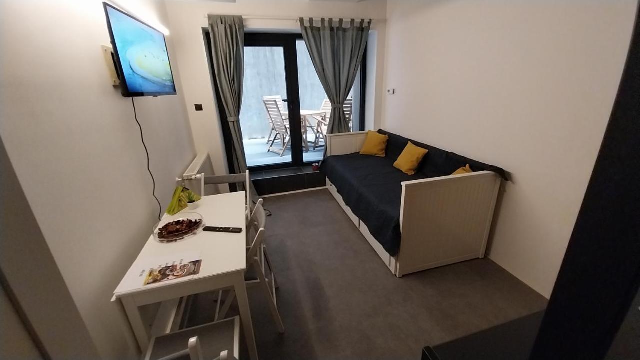 Peaceful Basement Apartment With Terrace & Free Gym บูดาเปสต์ ภายนอก รูปภาพ
