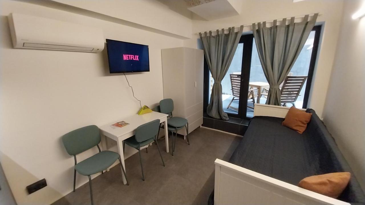 Peaceful Basement Apartment With Terrace & Free Gym บูดาเปสต์ ภายนอก รูปภาพ