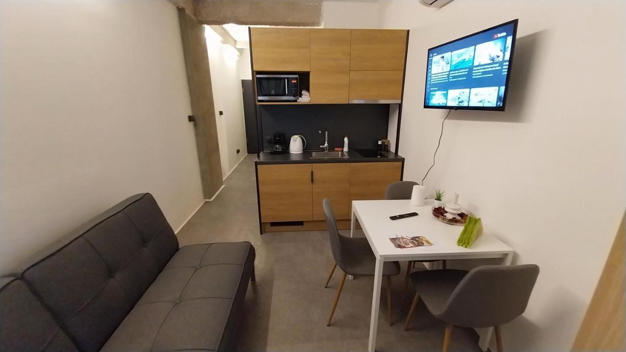 Peaceful Basement Apartment With Terrace & Free Gym บูดาเปสต์ ภายนอก รูปภาพ