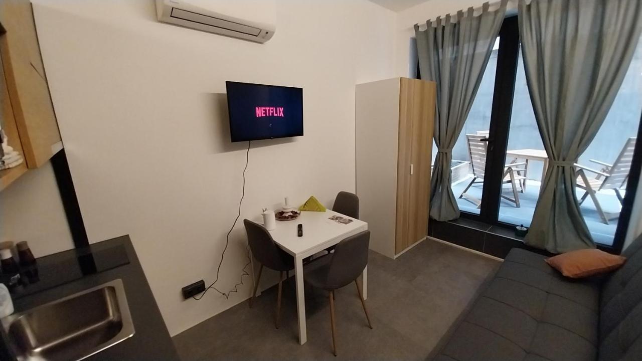 Peaceful Basement Apartment With Terrace & Free Gym บูดาเปสต์ ภายนอก รูปภาพ