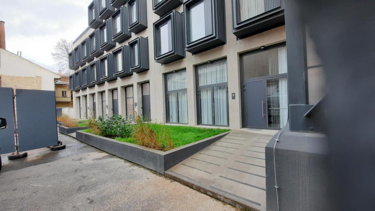 Peaceful Basement Apartment With Terrace & Free Gym บูดาเปสต์ ภายนอก รูปภาพ