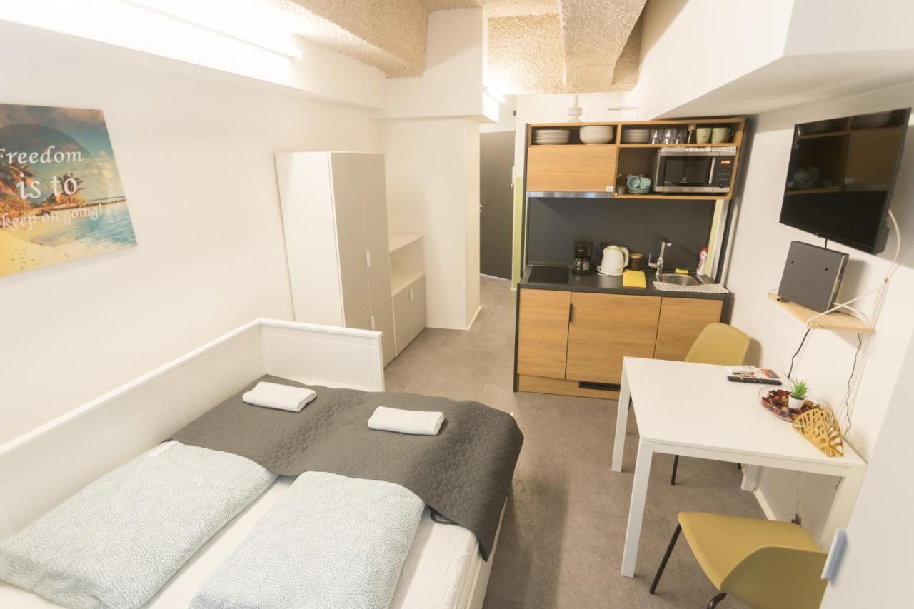 Peaceful Basement Apartment With Terrace & Free Gym บูดาเปสต์ ภายนอก รูปภาพ